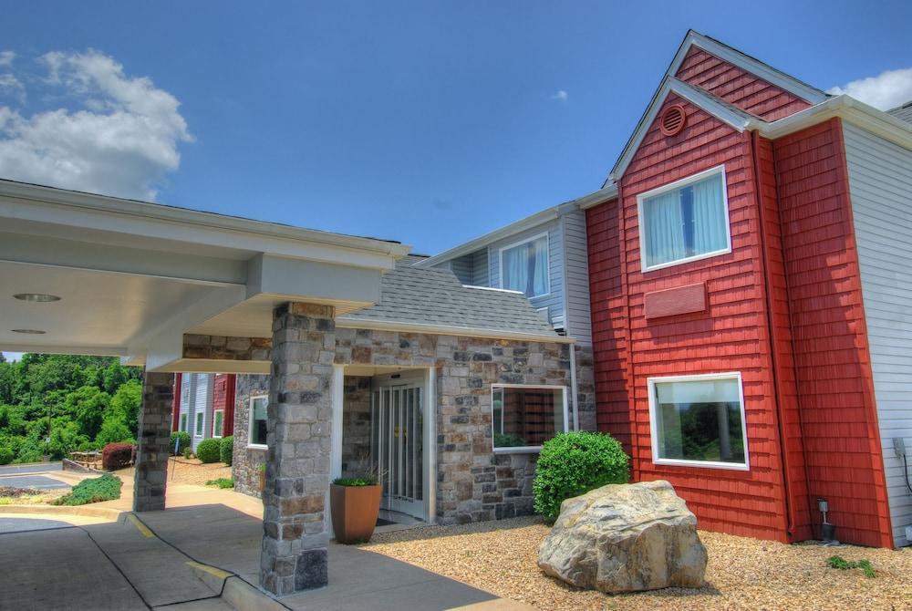 Clarion Pointe Staunton East Hotel Exterior photo