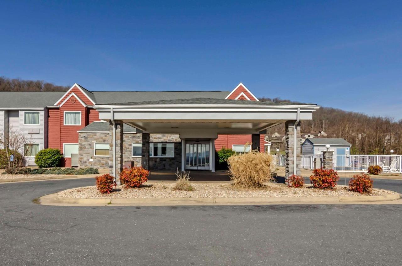 Clarion Pointe Staunton East Hotel Exterior photo