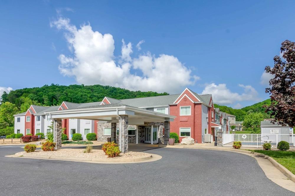 Clarion Pointe Staunton East Hotel Exterior photo