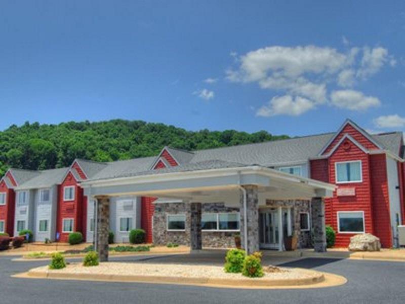 Clarion Pointe Staunton East Hotel Exterior photo